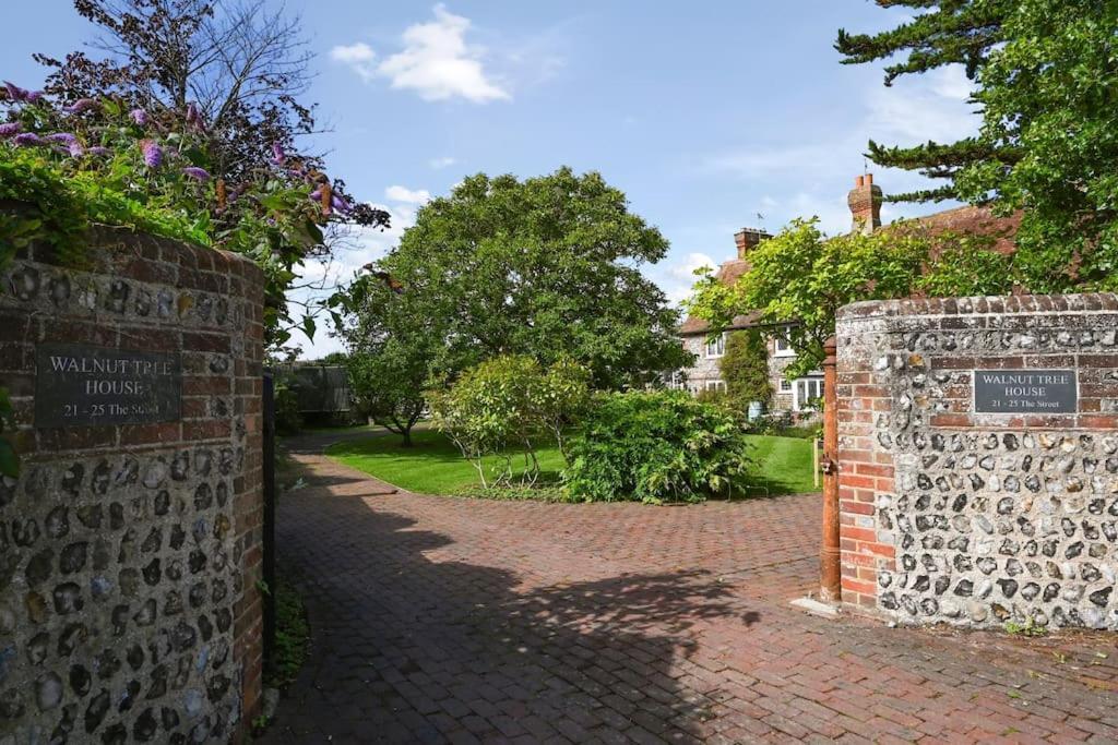 The Garden Flat At Walnut Tree House Apartment Rustington Exterior photo